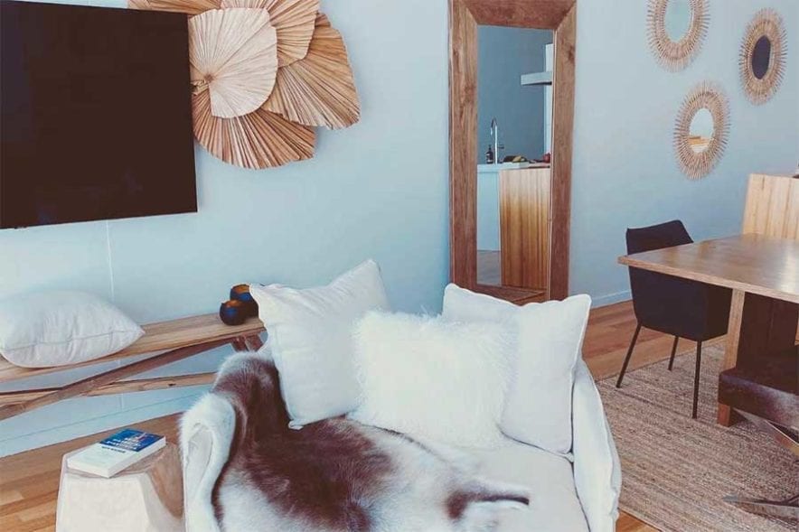 Living room with single sofa and mirror and wall decor