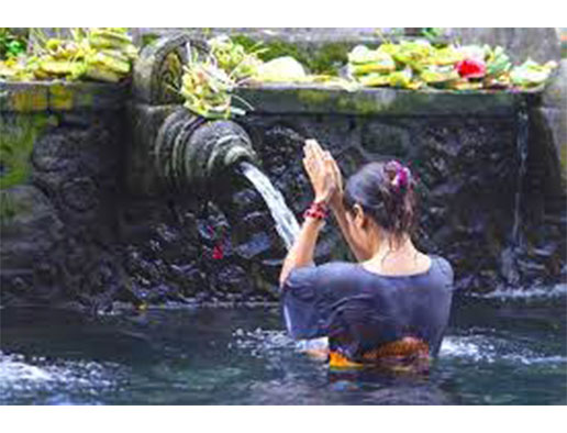 Woman praying Tirta Empul